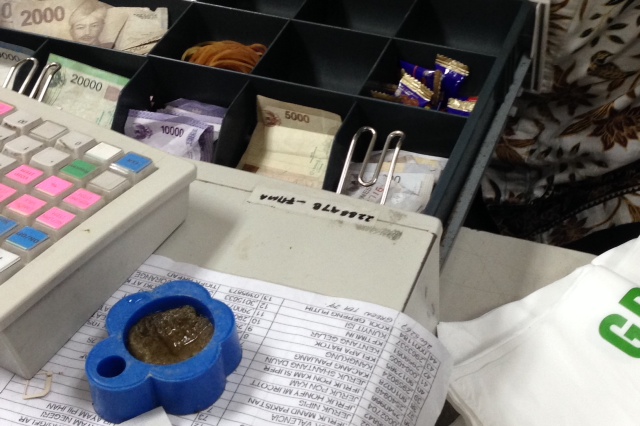 A handful of Kino candies in the change slot, ready to be given to the next customer. 